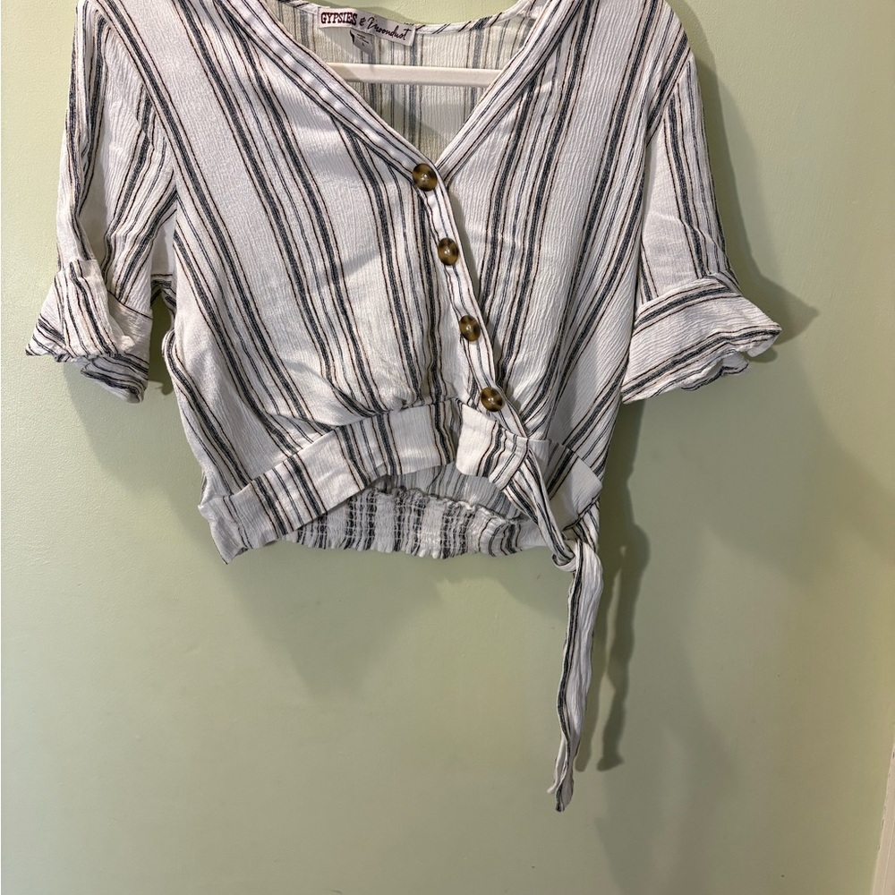 Gypsies & Moondust White and Gray Cuffed Sleeve Crop Blouse
